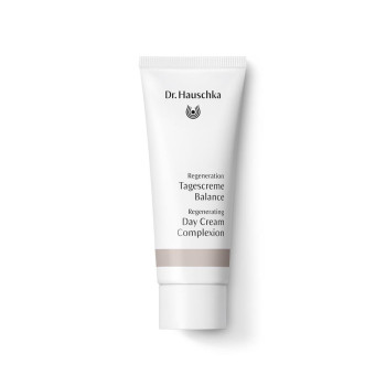 Dr. Hauschka Regeneration Tagescreme Balance: glättende Gesichtspflege mit Mineralpigmenten, wirkt optisch ausgleichend Dr. Hauschka Regeneration Tagescreme Balance